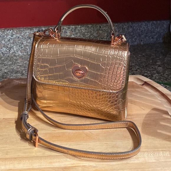💕🌟Sondra Roberts Crocodile Textured Crossbody, Metallic Rose Gold - Picture 4 of 16